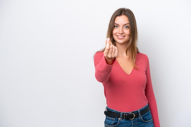 Joven mujer caucásica aislada sobre fondo blanco haciendo gesto de dinero