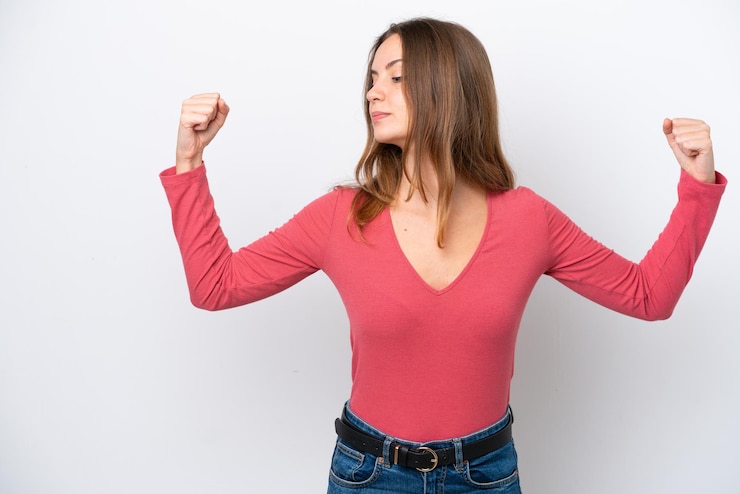Foto joven mujer caucásica aislada sobre un fondo blanco haciendo un gesto fuerte