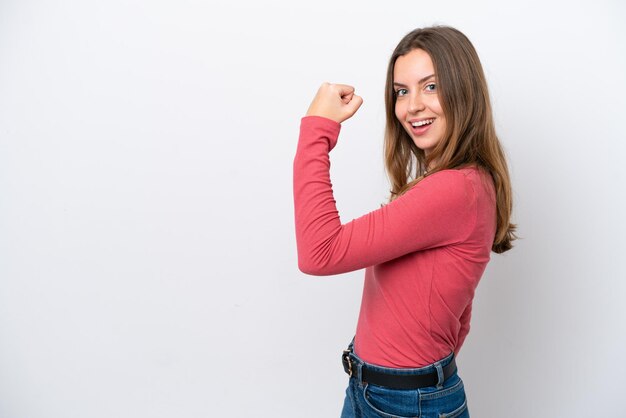 Joven mujer caucásica aislada sobre fondo blanco haciendo gesto fuerte