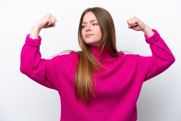 Joven mujer caucásica aislada sobre fondo blanco haciendo gesto fuerte