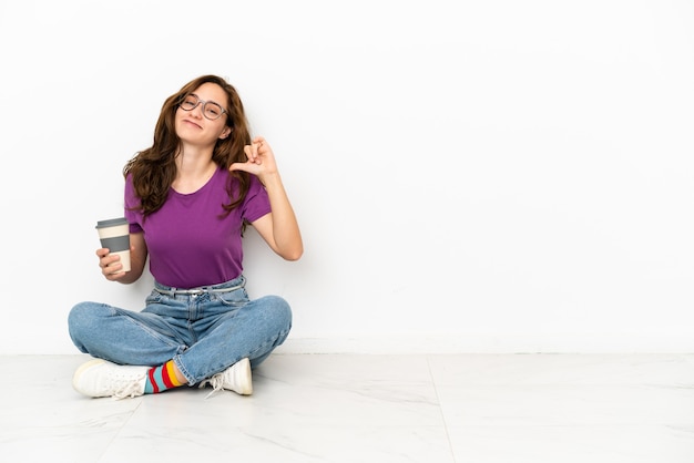 Joven mujer caucásica aislada sobre fondo blanco orgullosa y satisfecha de sí misma