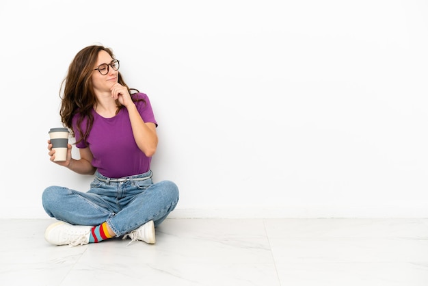 Joven mujer caucásica aislada sobre fondo blanco pensando en una idea y mirando de lado