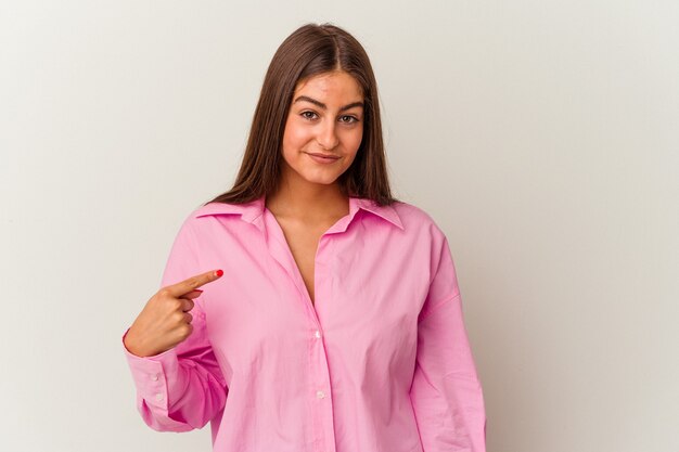 Joven mujer caucásica aislada sobre fondo blanco persona apuntando con la mano a un espacio de copia de camisa, orgulloso y seguro