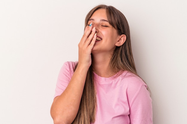 Joven mujer caucásica aislada sobre fondo blanco riendo feliz, despreocupada, natural emoción.