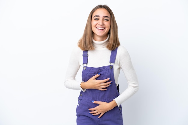 Joven mujer caucásica aislada sobre fondo blanco sonriendo mucho