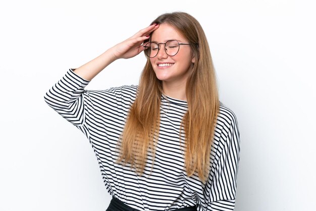 Joven mujer caucásica aislada sobre fondo blanco sonriendo mucho