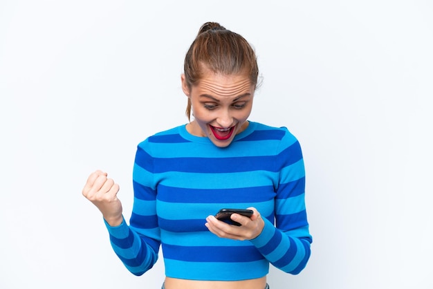 Foto joven mujer caucásica aislada sobre fondo blanco sorprendida y enviando un mensaje