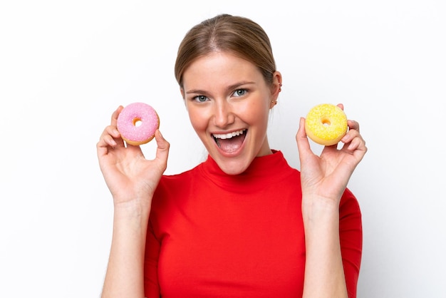 Joven mujer caucásica aislada sobre fondo blanco sosteniendo donas con expresión feliz