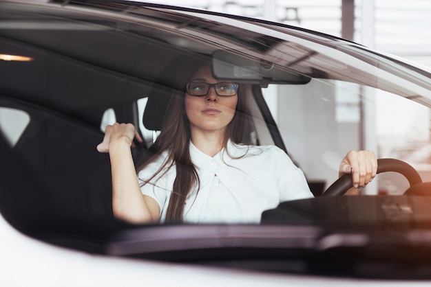 joven mujer caucásica en un automóvil