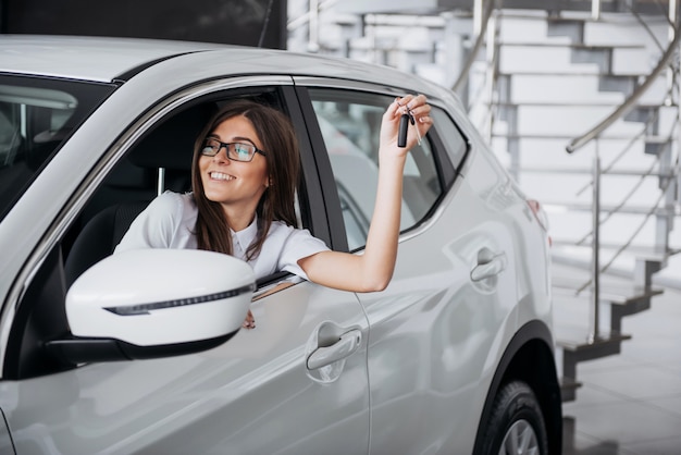 joven mujer caucásica en un automóvil