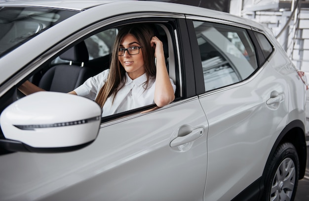 joven mujer caucásica en un automóvil