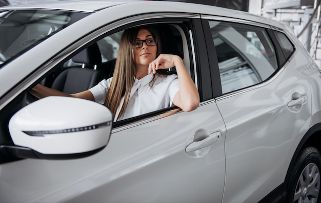 joven mujer caucásica en un automóvil