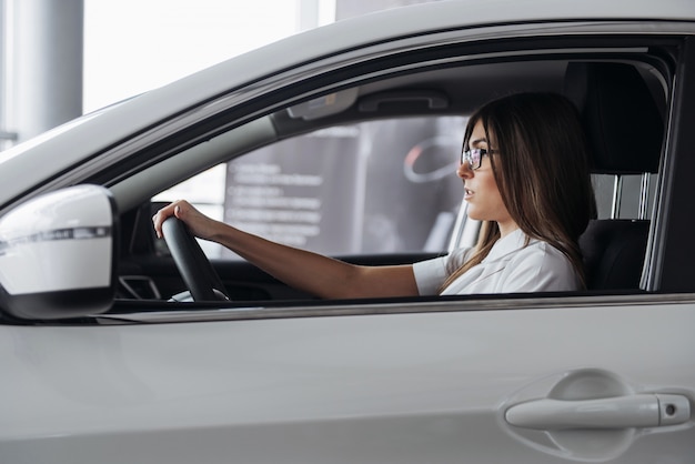 joven mujer caucásica en un automóvil