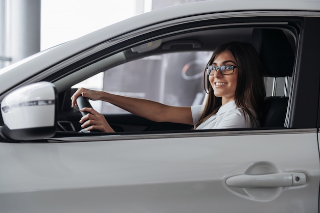 joven mujer caucásica en un automóvil