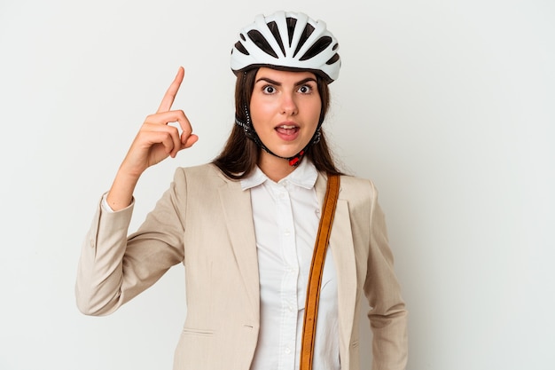 Joven mujer caucásica en bicicleta para trabajar aislado sobre fondo blanco con una idea, concepto de inspiración.