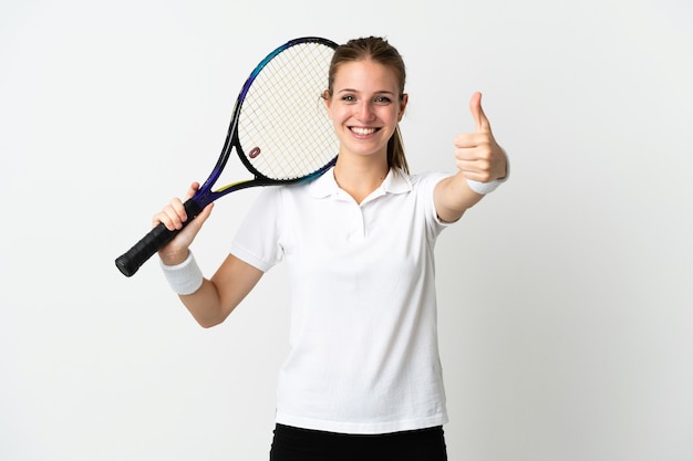 Joven mujer caucásica en blanco jugando al tenis y con el pulgar hacia arriba