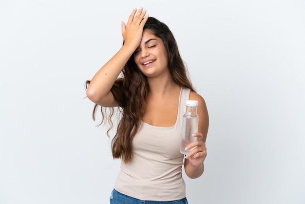 Joven mujer caucásica con una botella de agua aislada sobre fondo blanco se ha dado cuenta de algo y tiene la intención de la solución