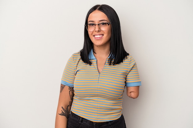 Joven mujer caucásica con un brazo aislado sobre fondo blanco feliz, sonriente y alegre.