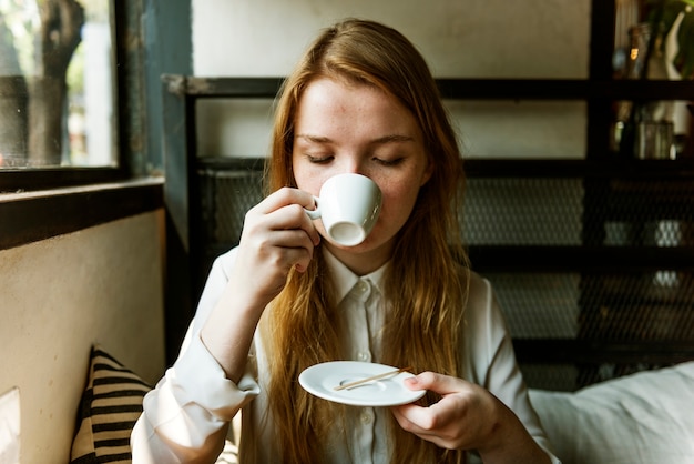 Foto joven mujer caucásica en una cafetería