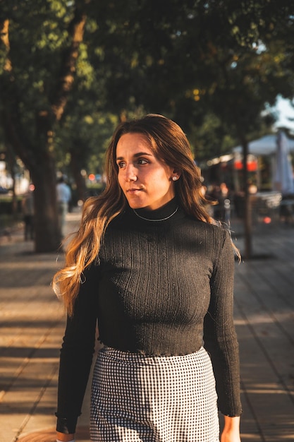 Joven mujer caucásica caminando por las calles de Madrid, España.