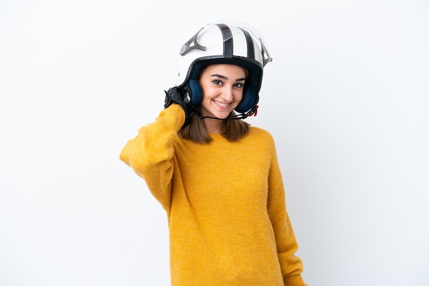 Joven mujer caucásica con un casco de motocicleta aislado sobre fondo blanco riendo