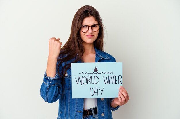 Joven mujer caucásica celebrando el día mundial del agua aislado en rosa mostrando un gesto de decepción con el dedo índice.