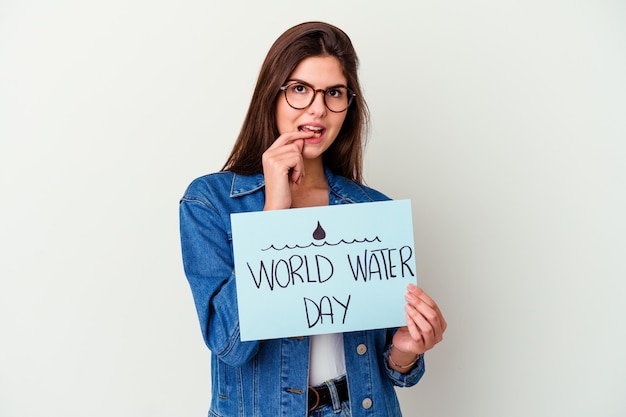 Joven mujer caucásica celebrando el día mundial del agua aislado en rosa mostrando el número uno con el dedo.