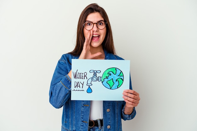 Joven mujer caucásica celebrando el día mundial del agua aislado en rosa se ríe a carcajadas manteniendo la mano en el pecho.