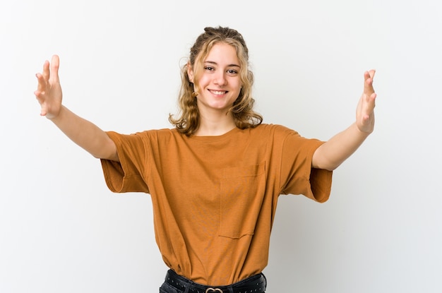 Foto joven mujer caucásica celebrando una victoria o un éxito, está sorprendido y consternado.