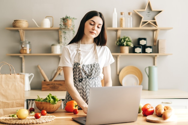 Joven mujer caucásica en la cocina moderna