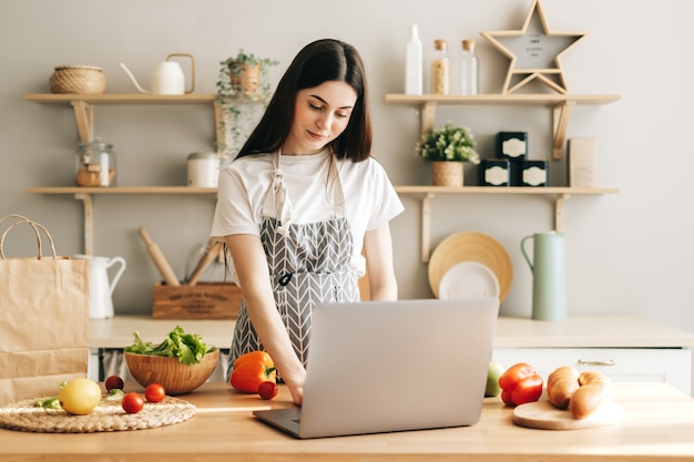 Joven mujer caucásica en la cocina moderna