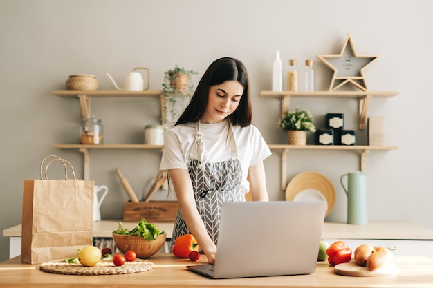 Joven mujer caucásica en la cocina moderna