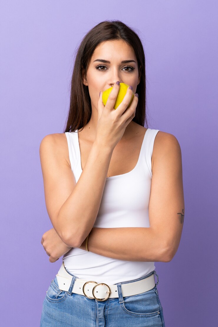 Foto joven mujer caucásica comiendo una manzana