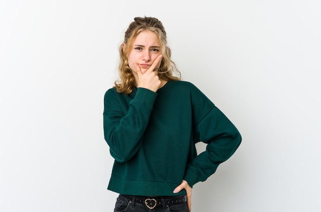 Joven mujer caucásica contemplando, planeando una estrategia, pensando en la forma de un negocio.