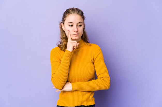 Joven mujer caucásica contemplando, planificando o pensando