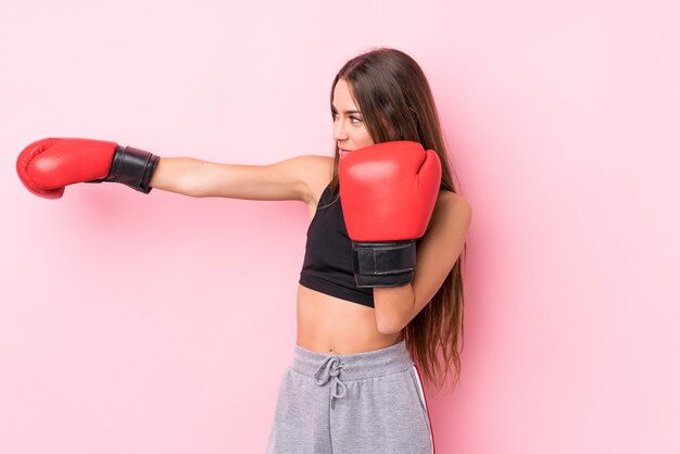 Joven mujer caucásica deportiva boxeo