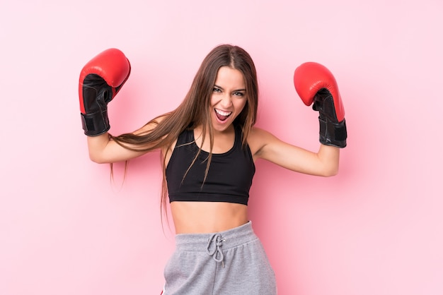 Joven mujer caucásica deportiva boxeo