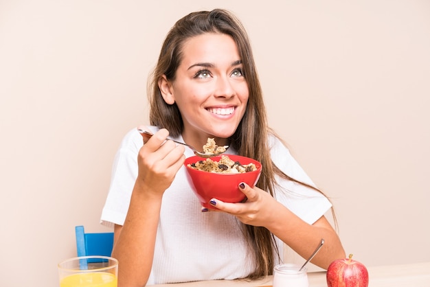 Joven mujer caucásica desayunando