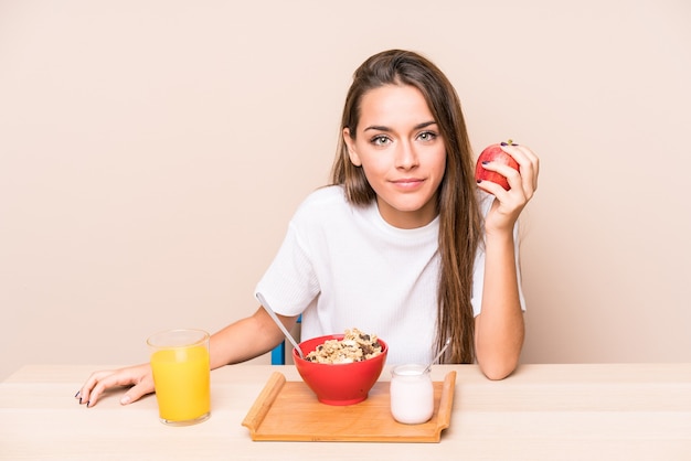 Joven mujer caucásica desayunando