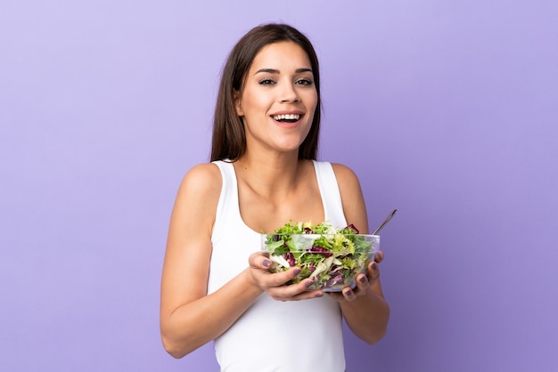 Joven mujer caucásica con ensalada