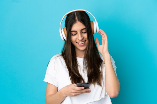 Joven mujer caucásica escuchando música