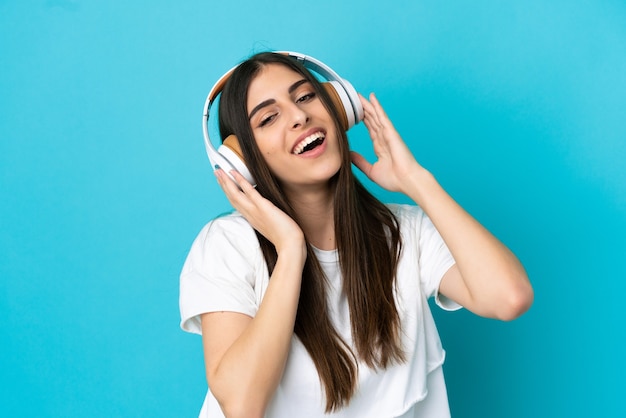 Joven mujer caucásica escuchando música