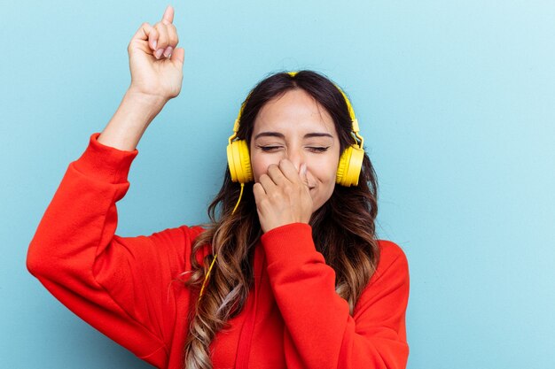 joven, mujer caucásica, escuchar música, con, auriculares