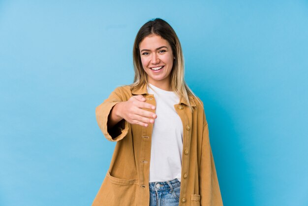 Joven mujer caucásica estirando la mano