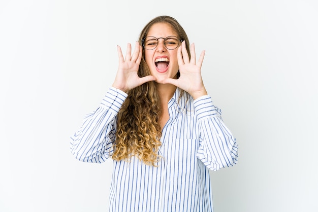 Joven mujer caucásica expresando emociones aisladas