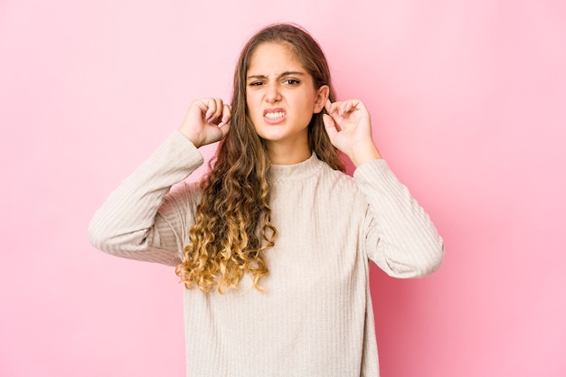 Joven mujer caucásica expresando emociones aisladas