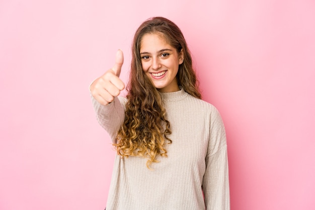 Joven mujer caucásica expresando emociones aisladas