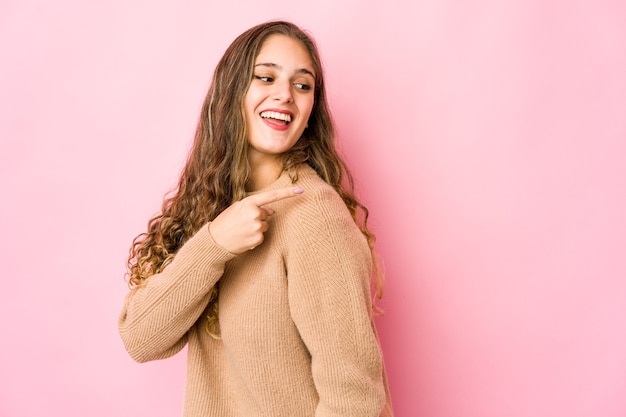 Joven mujer caucásica expresando emociones aisladas