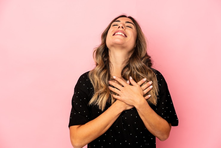 Foto joven mujer caucásica expresando emociones aisladas