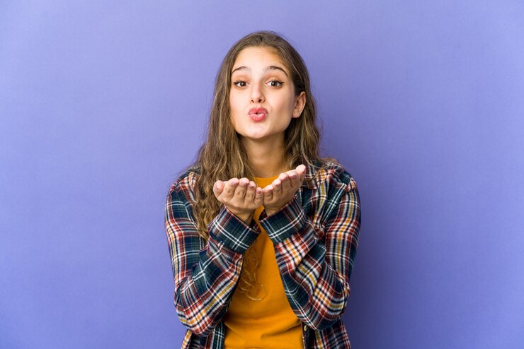 Foto joven mujer caucásica expresando emociones aisladas